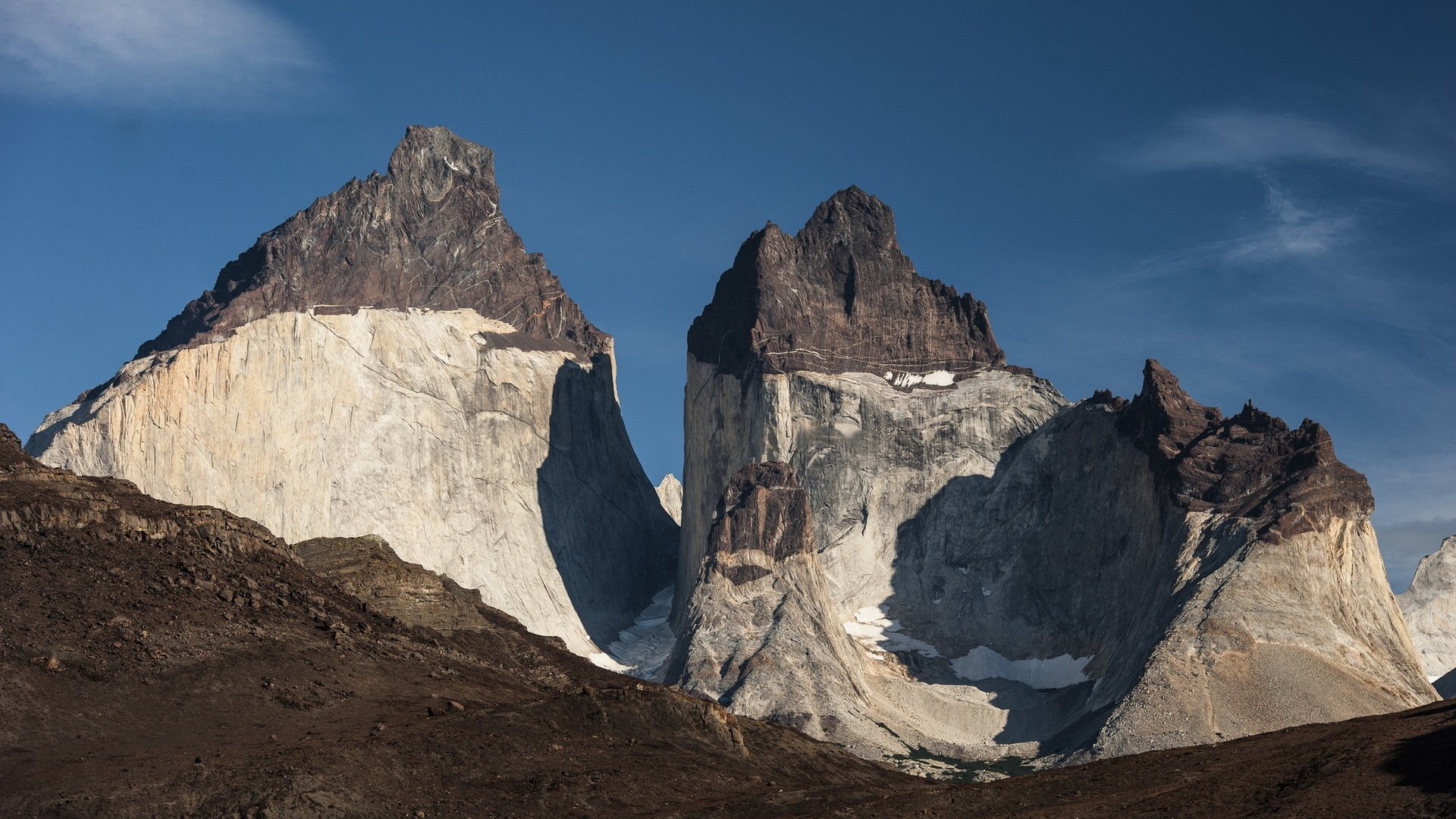 HD PC desktop wallpaper showcasing a dramatic nature scene with towering cliffs under a clear blue sky.