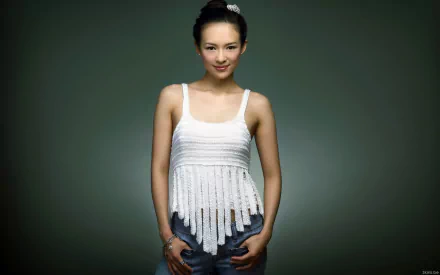 HD PC desktop wallpaper featuring celebrity Zhang Ziyi in a white fringe top against a dark green background.