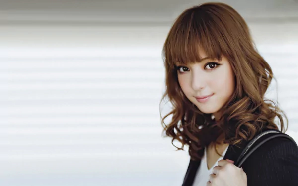 HD desktop wallpaper featuring a portrait of a Japanese model with long, curled hair, wearing a stylish leather jacket, set against a softly blurred background.