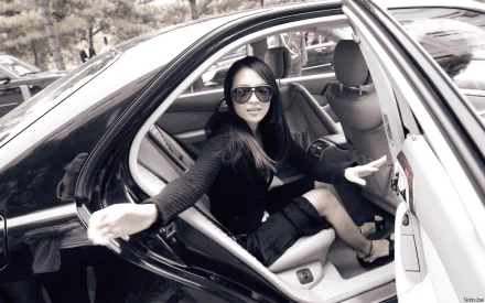 Black-and-white HD desktop wallpaper featuring celebrity Zhang Ziyi stepping out of a car, wearing sunglasses and a black outfit.