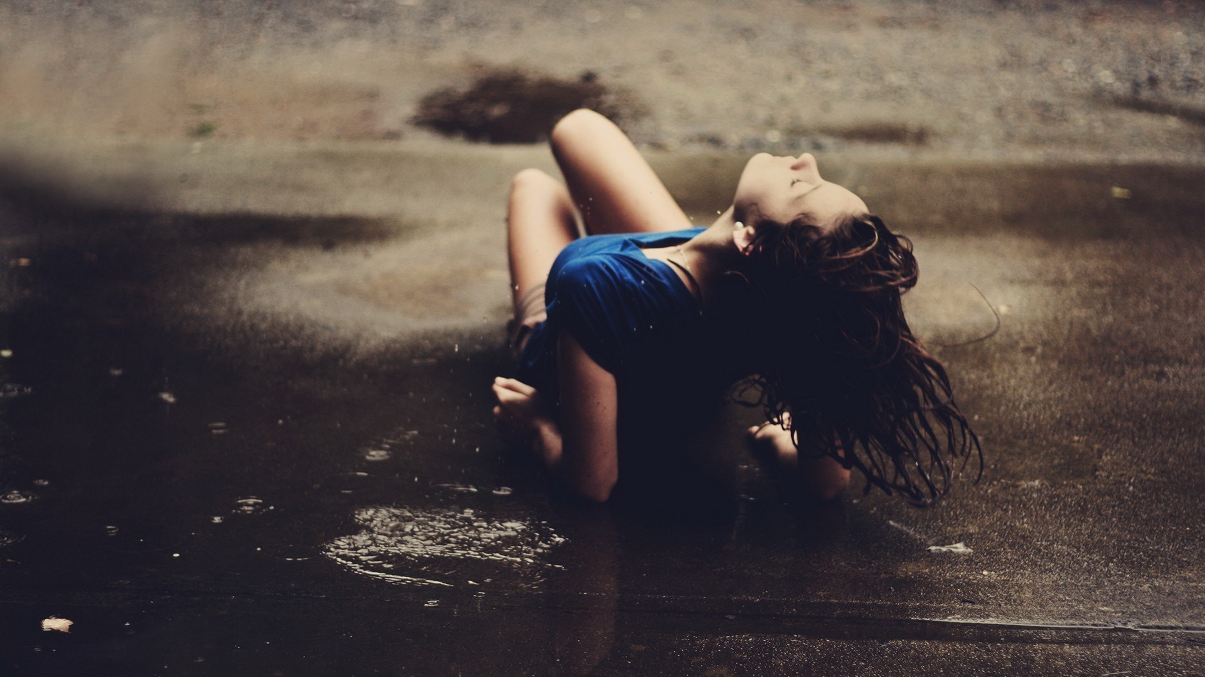 Сильно т девушку. Грустная девушка. Девушка под дождем. Девушка дождь. Грустная красивая девушка.
