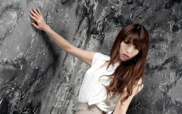 HD PC desktop wallpaper featuring Korean woman Lee Eun Hye posing against a textured gray stone wall background.
