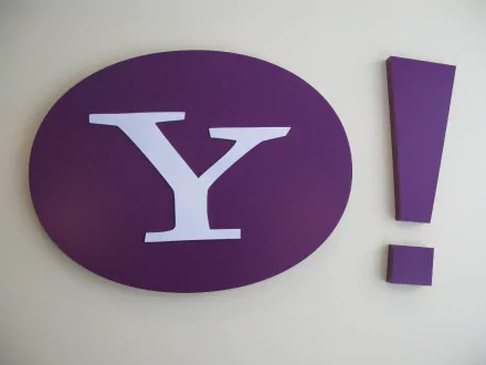 HD PC desktop wallpaper featuring the purple Yahoo logo and exclamation mark on a white background, representing technology and the Yahoo brand.