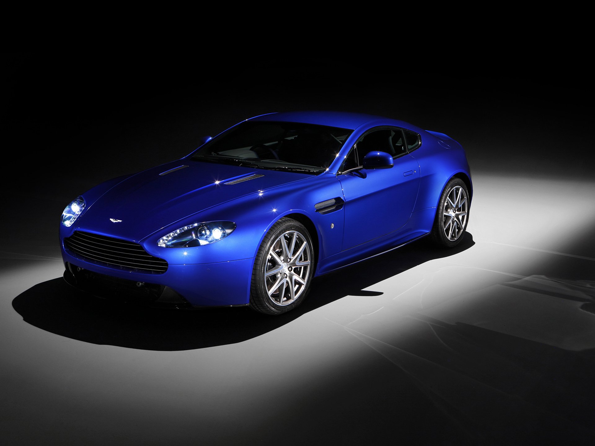 Download Aston Martin Vehicle Aston Martin V8 Vantage HD Wallpaper