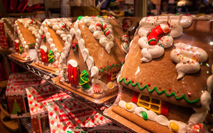 HD PC desktop wallpaper featuring festive gingerbread houses decorated with icing and candies, evoking a warm holiday and Christmas atmosphere.