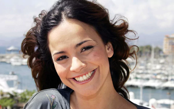 Smiling Brazilian actress and celebrity posing by a marina, HD PC desktop wallpaper.