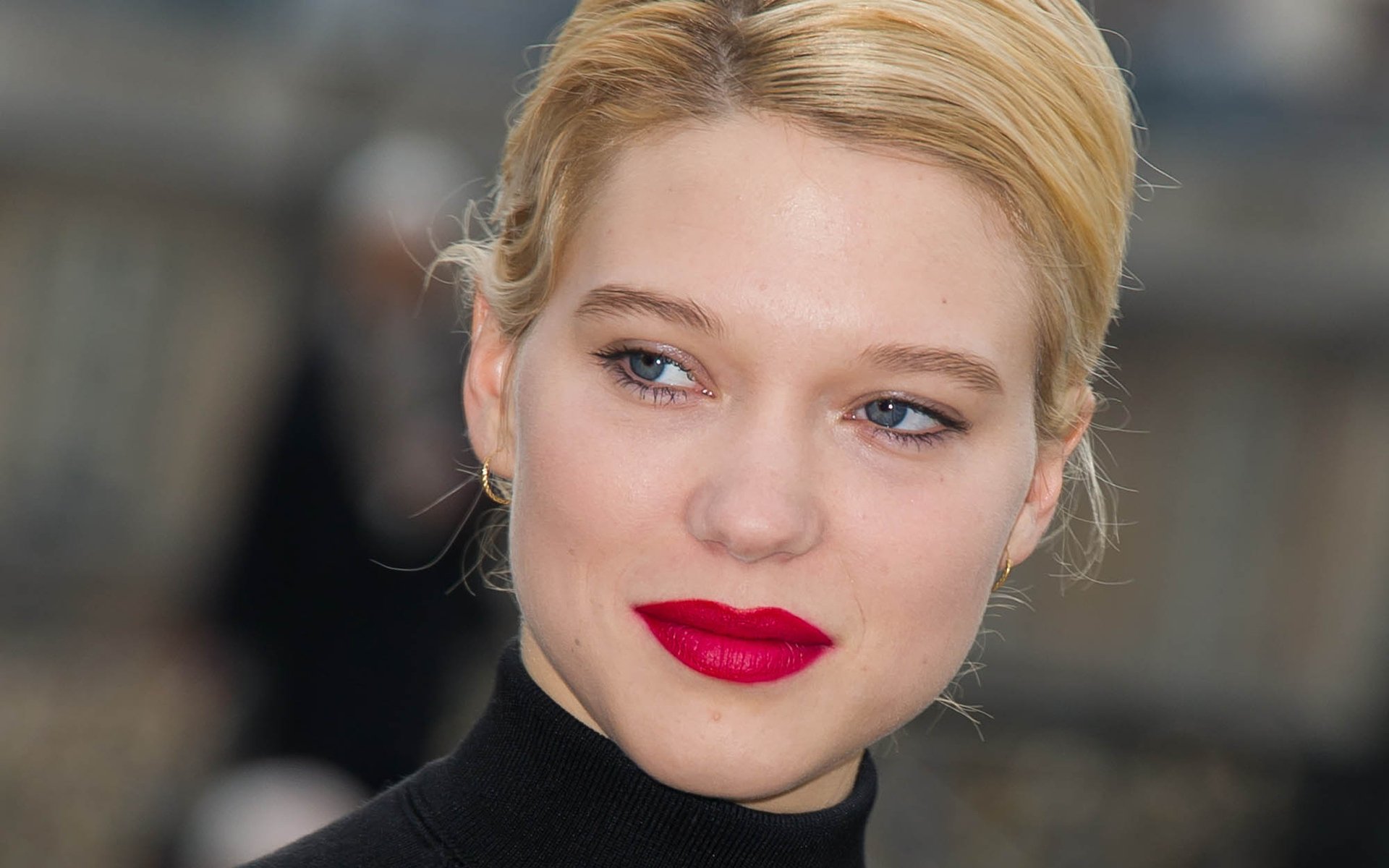 HD PC desktop wallpaper: close-up portrait of a French actress with blonde hair and bold red lipstick against a soft, blurred background.