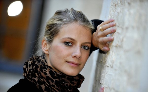 Celebrity Melanie Laurent Actress French HD Wallpaper | Background Image