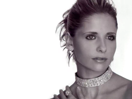 Black and white HD desktop wallpaper featuring a close-up portrait of celebrity Sarah Michelle Gellar wearing a sparkling choker necklace.