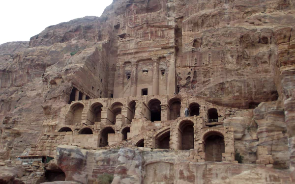 Man-made rock-cut facades of Petra carved into sandstone cliffs, shown as a 2K Quad HD PC desktop wallpaper/background.