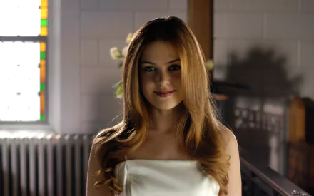 HD desktop wallpaper featuring Australian actress and celebrity Isla Fisher in a softly lit indoor setting.