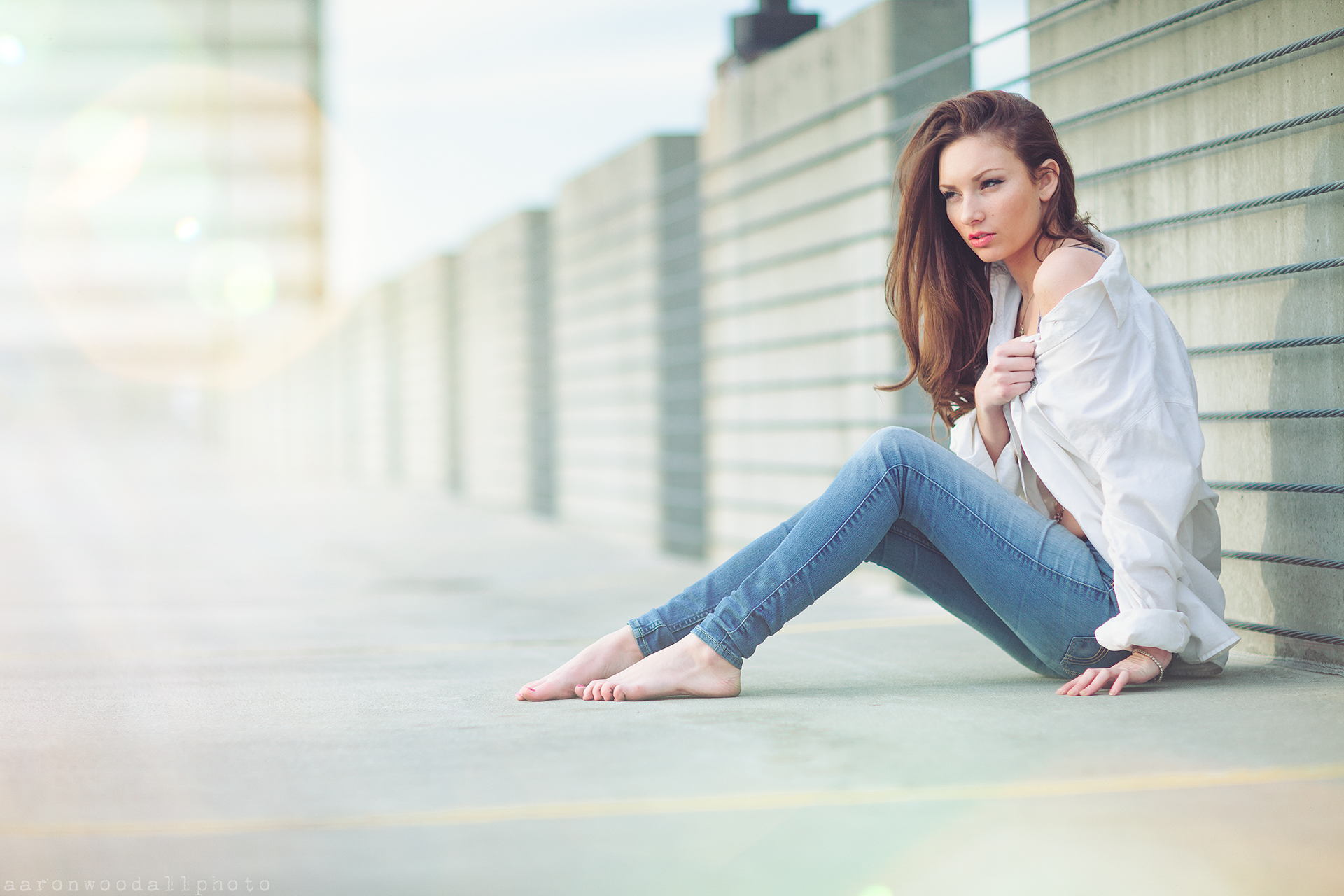 Girl sitting girl. Зои Дойч в джинсах босиком. Девушки в джинсах босиком. Девушка сидит. Фотосессия в рубашке и джинсах.