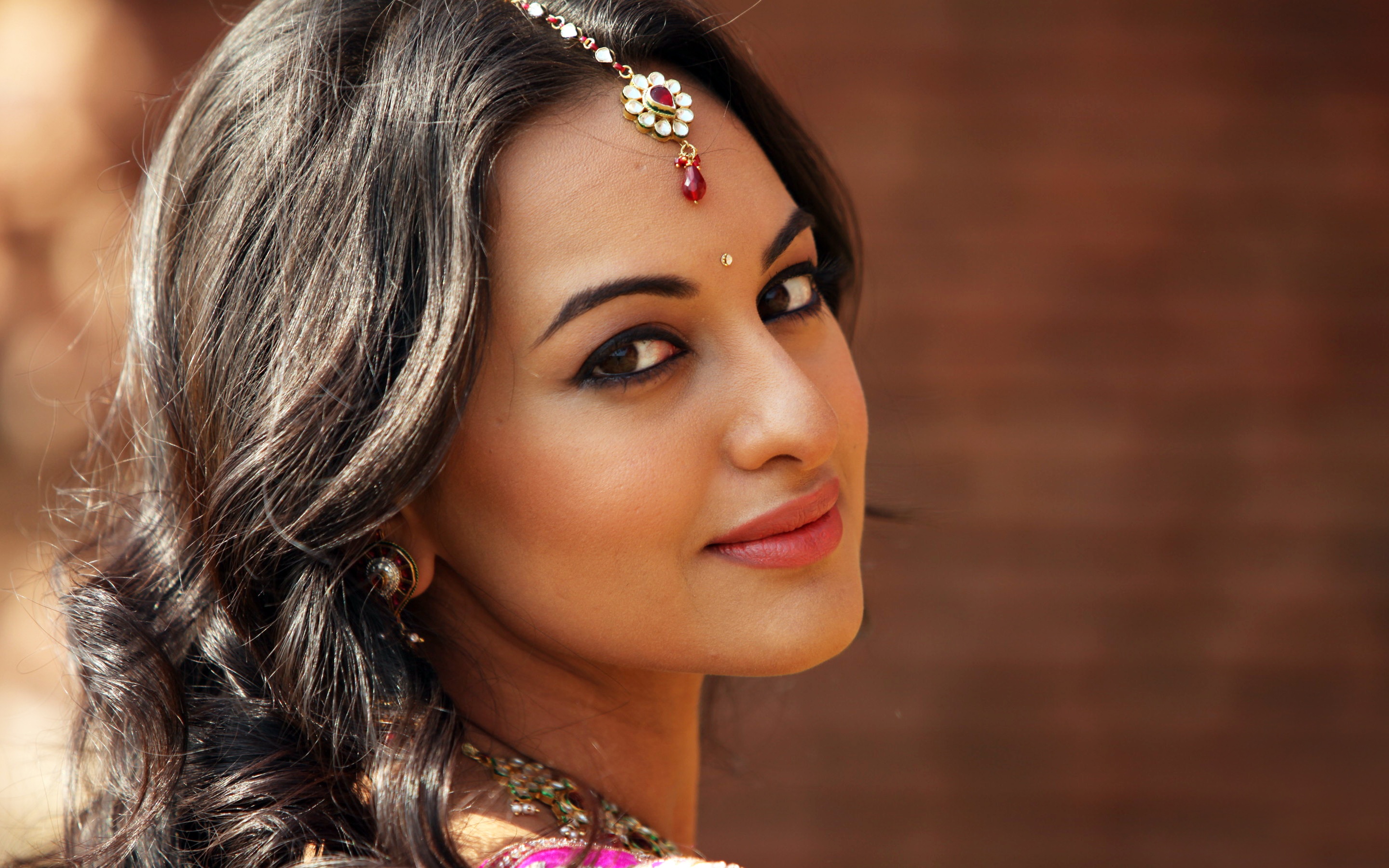 Sonakshi Sinha Wallpaper In Dabangg 2