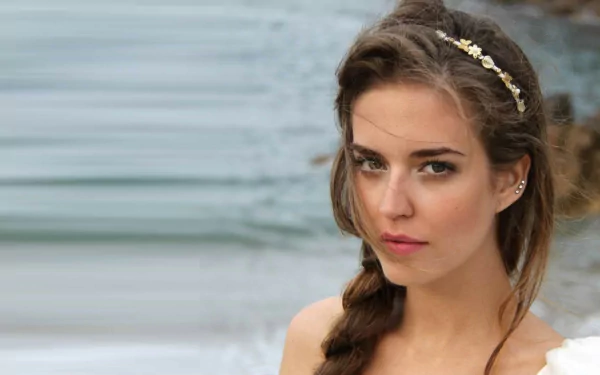 A Spanish model, Clara Alonso, poses gracefully by the water, showcasing her natural beauty in this HD desktop wallpaper.