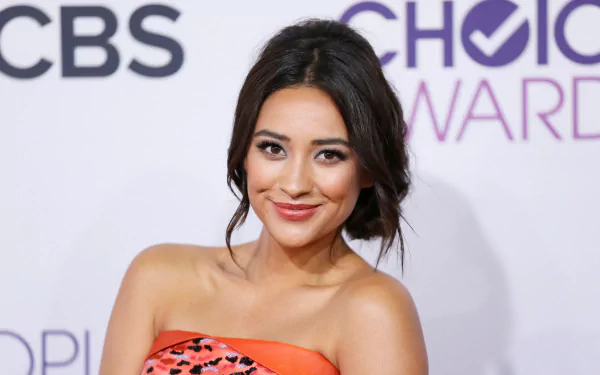Canadian actress Celebrity Shay Mitchell HD Desktop Wallpaper | Background Image