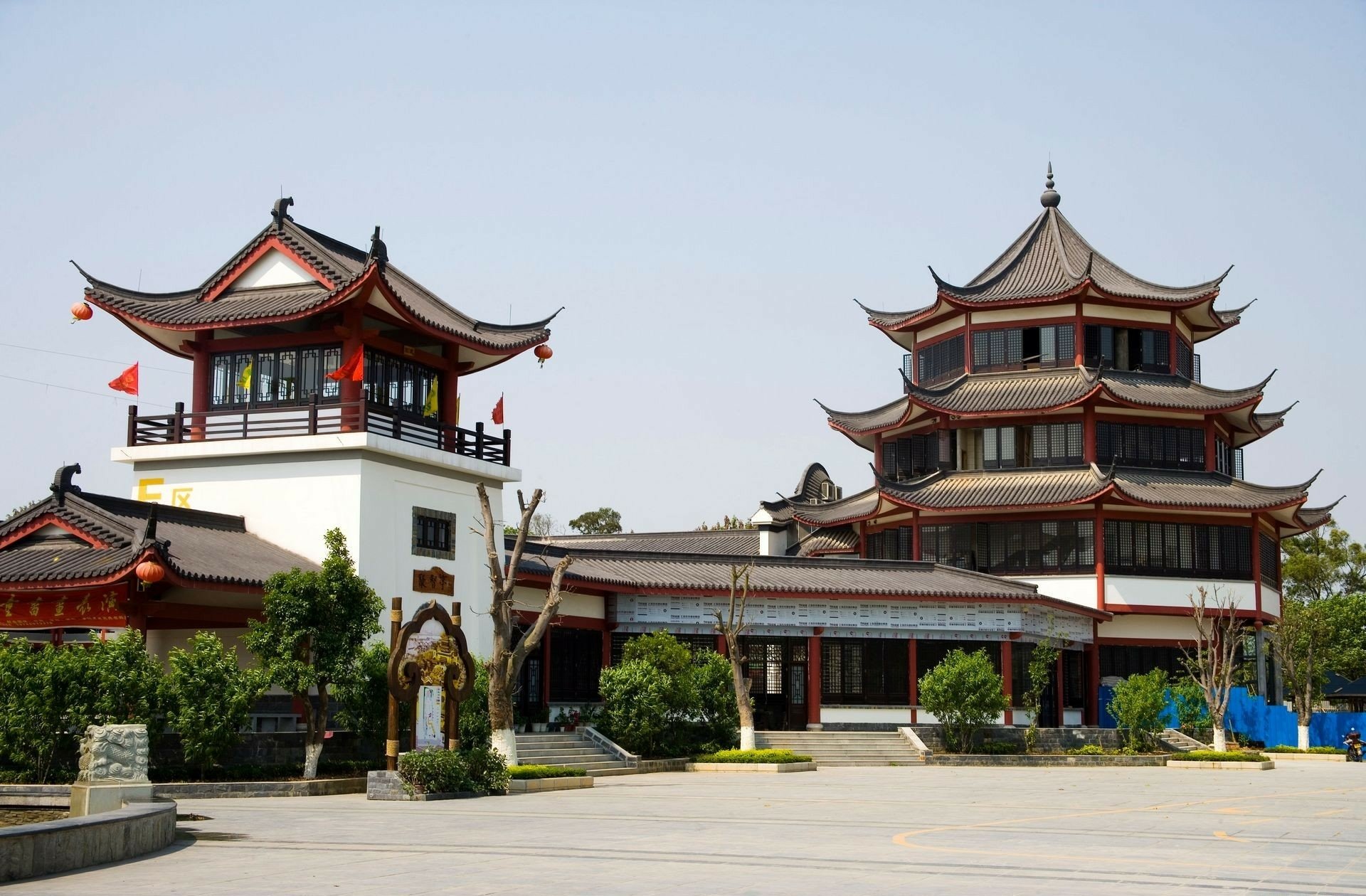 HD PC desktop background of a Chinese religious temple complex with tiered pagodas, red lanterns and a manicured courtyard under a clear blue sky.