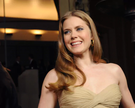 HD PC desktop wallpaper featuring a smiling Amy Adams, the celebrity actress, with her hair styled in loose waves and wearing a strapless beige dress.