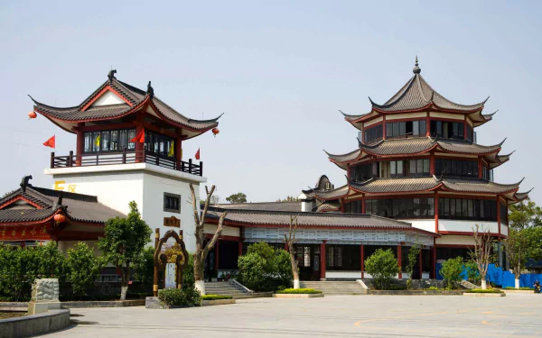 HD PC desktop background of a Chinese religious temple complex with tiered pagodas, red lanterns and a manicured courtyard under a clear blue sky.
