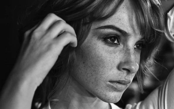 Close-up black and white 4K Ultra HD wallpaper of woman Vica Kerekes, highlighting her expressive eyes and freckles in sharp detail.