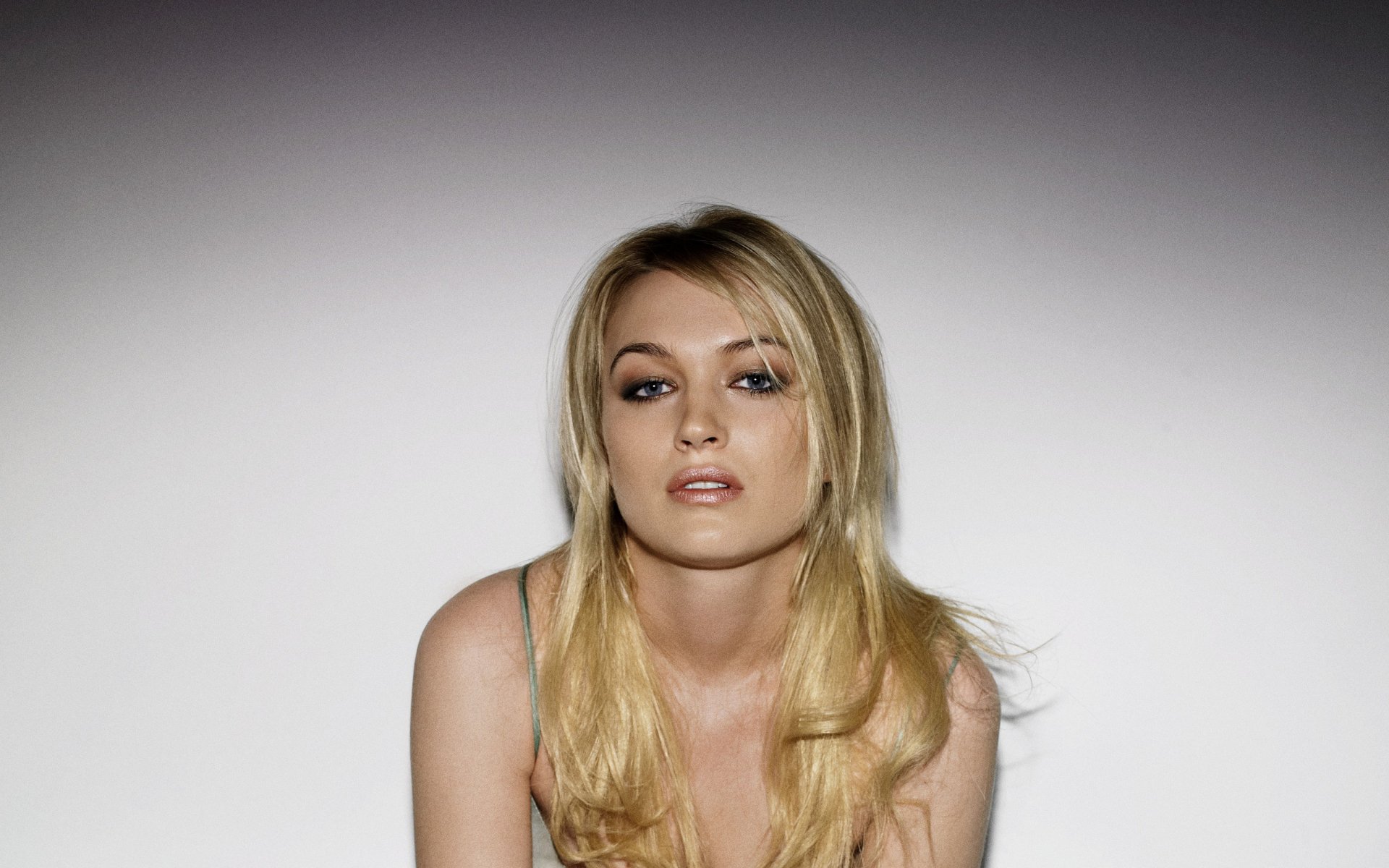 Sophia Myles Hd Wallpaper Elegant English Actress