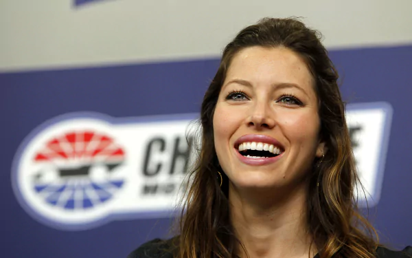 Smiling female celebrity portrait at an event, 4K Ultra HD PC desktop wallpaper and background.