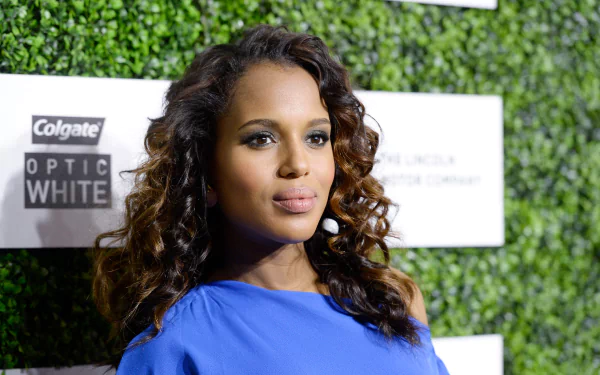 2K Quad HD desktop wallpaper: American actress and celebrity in a blue dress posed against a green hedge backdrop.