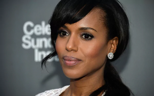 2K Quad HD desktop wallpaper — close-up portrait of a poised woman in elegant earrings against a dark event backdrop.