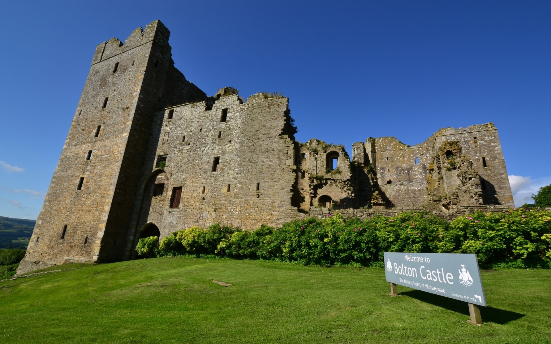 Castle бесплатный. Bolton Castle Йоркшир. Bolton Castle Болтон замок. Крепость на Холме. Bolton Castle внутри.