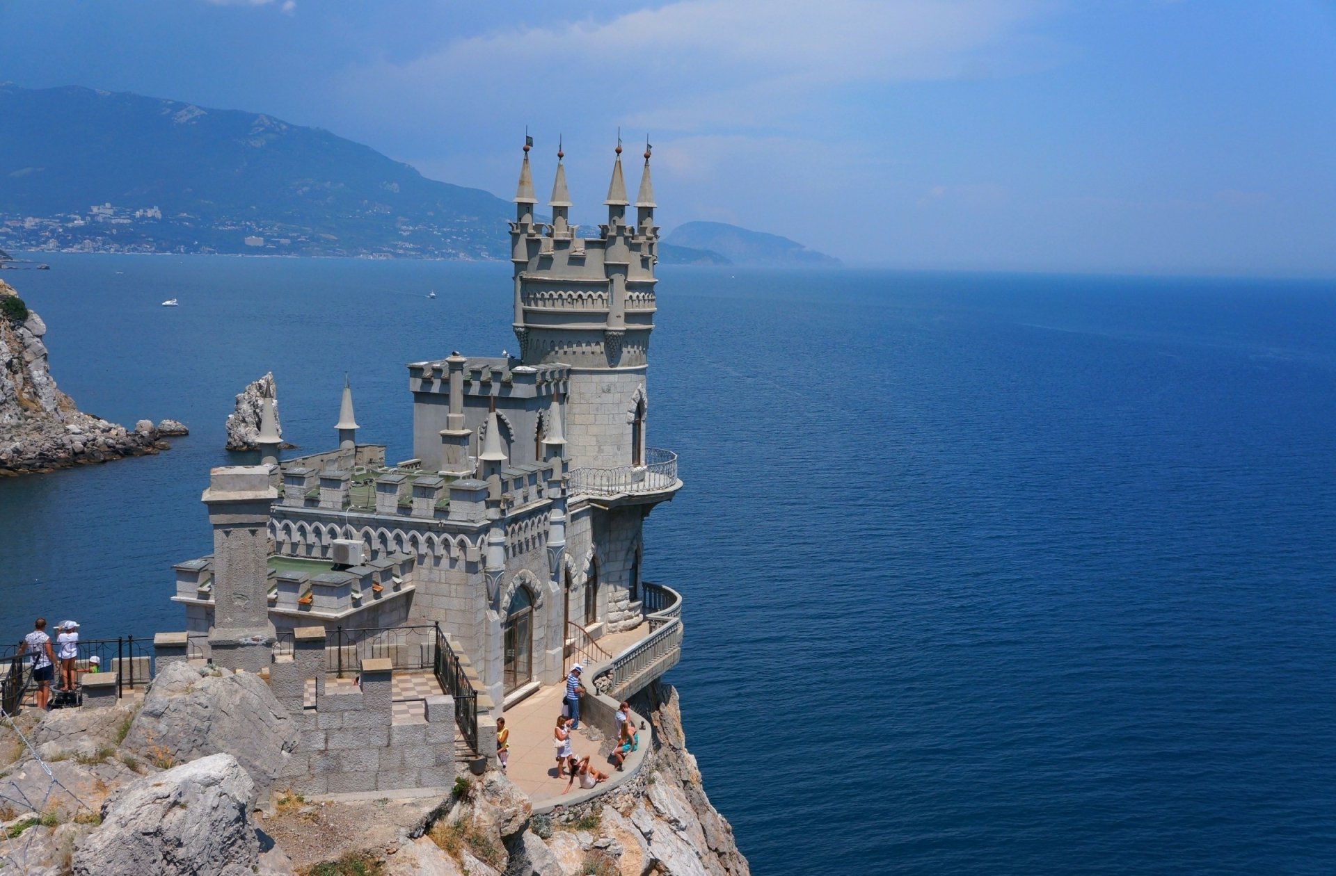 The Swallow's Nest, a man-made castle perched on a cliff overlooking the Black Sea in Yalta, Russia, captured in a high-definition desktop wallpaper.