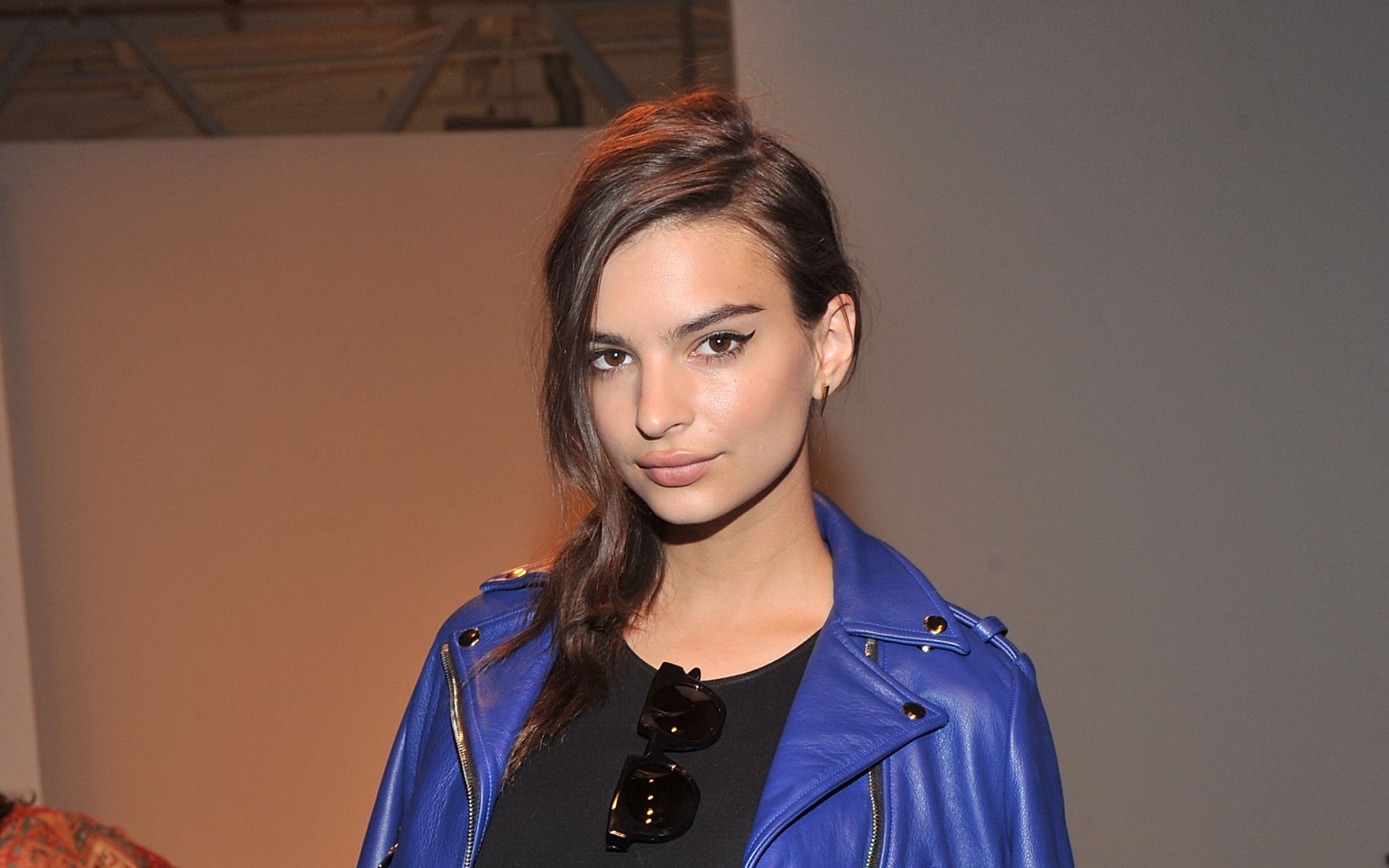 Download American Model Celebrity Emily Ratajkowski HD Wallpaper