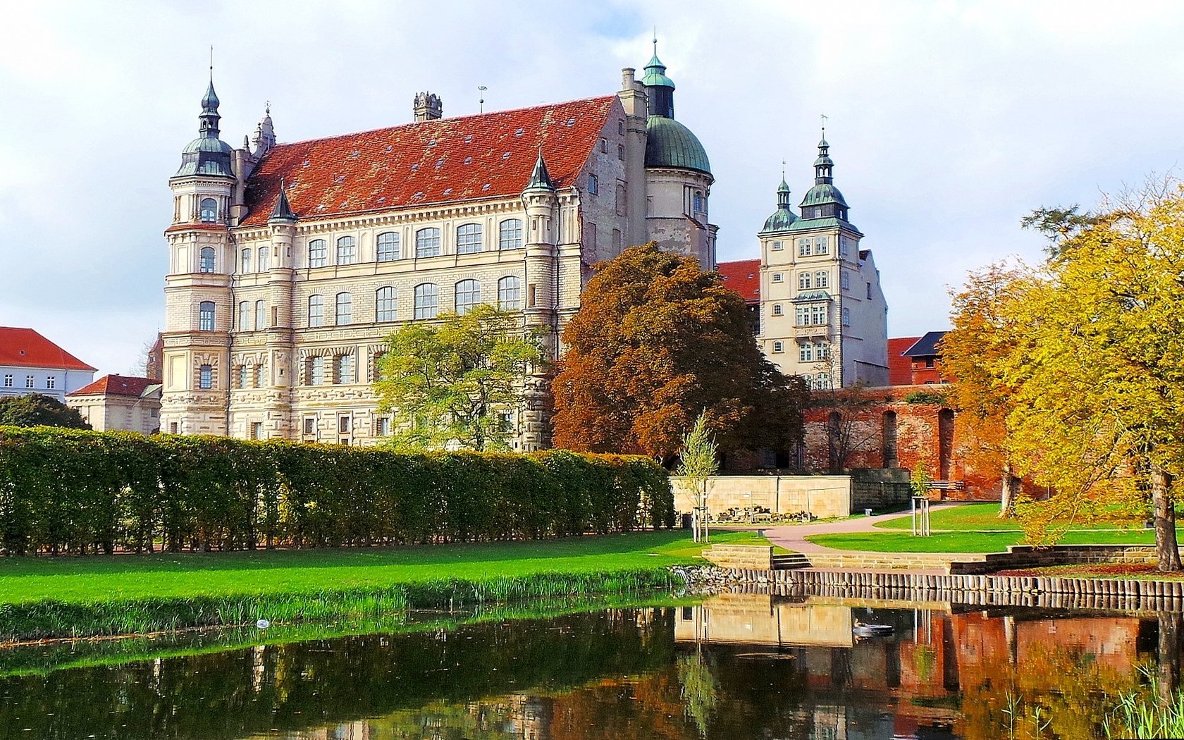 Download Man Made Güstrow Palace Wallpaper