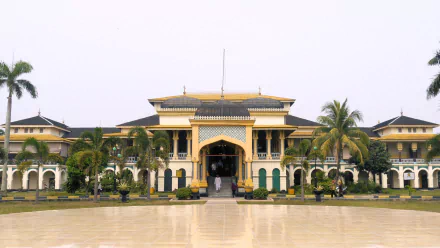 Man-made Maimun Palace front with palm trees and reflective forecourt — HD PC desktop wallpaper and background of yellow-white palace.