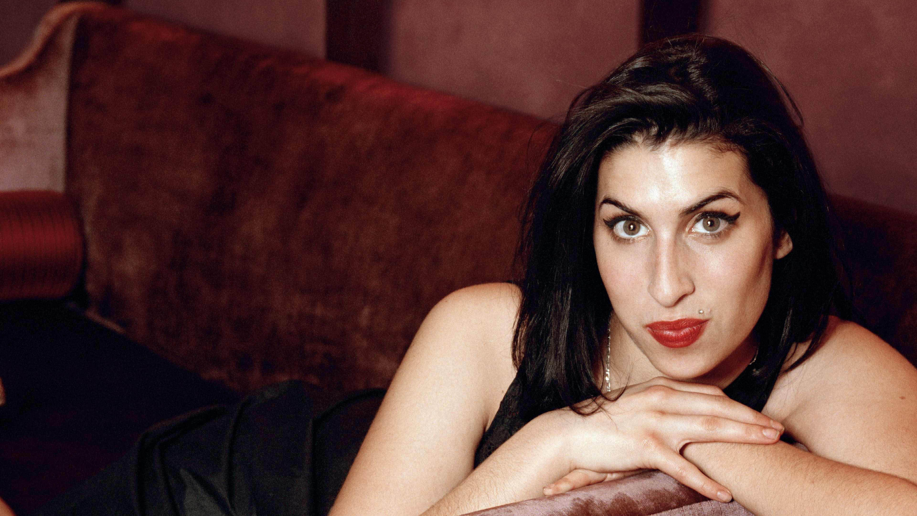 Amy Winehouse Iconic English Singer In Stunning 4K Ultra HD Wallpaper