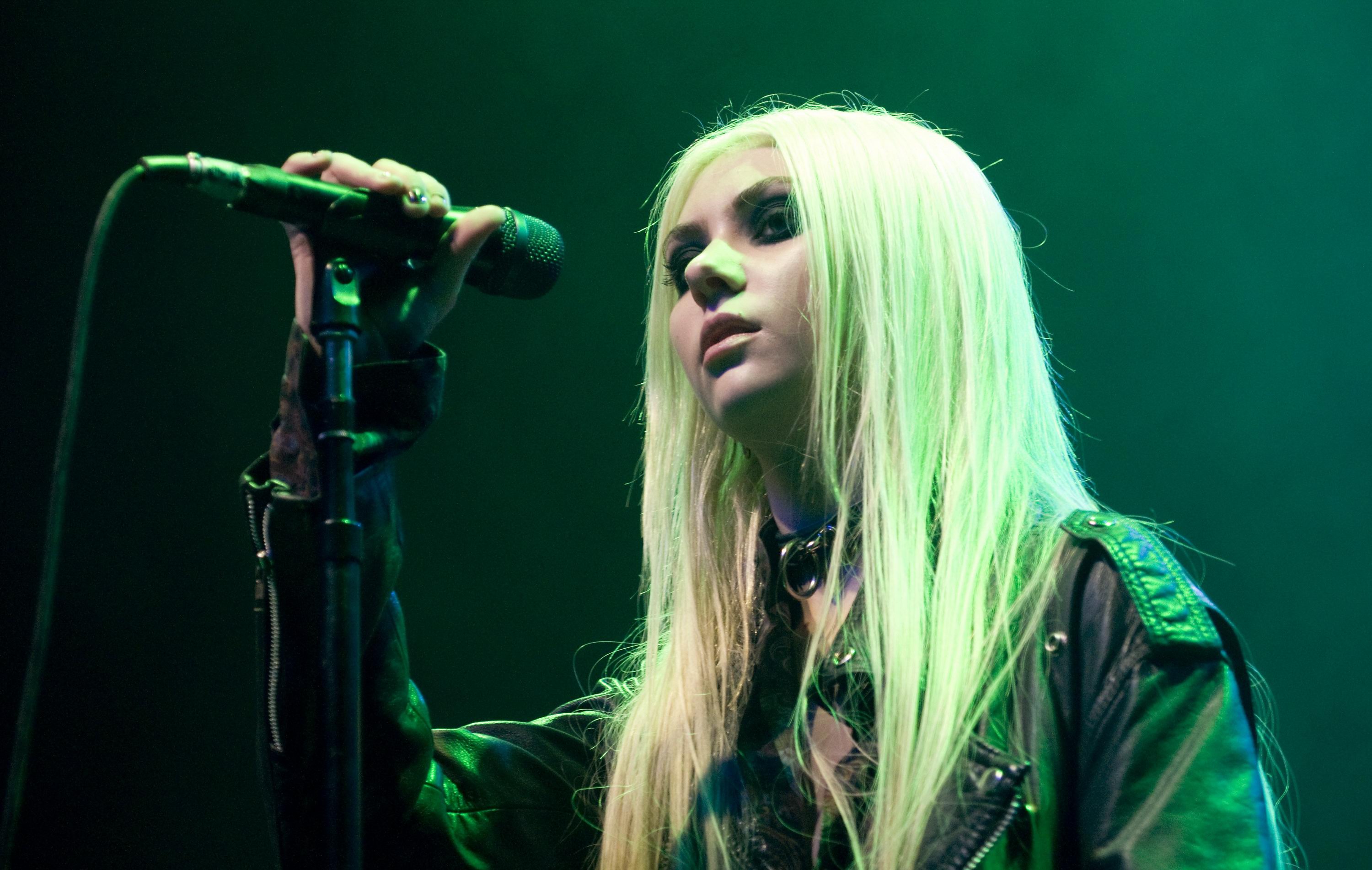 Taylor Momsen Singing Wallpaper