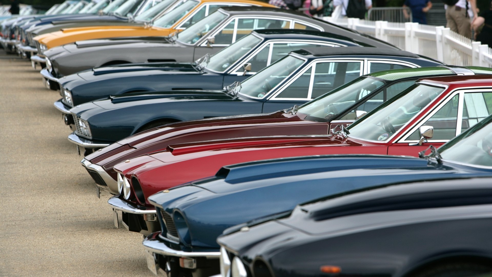 Download Vehicle Aston Martin V8 HD Wallpaper