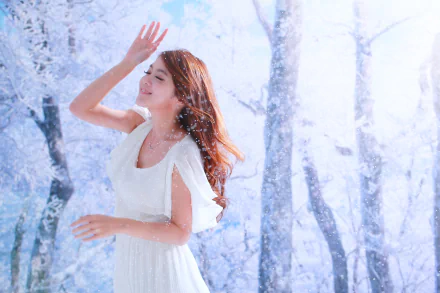 A Taiwanese woman in a white dress smiles amidst a snowy, winter forest. The image is tagged with Qiān Yòu and serves as an HD desktop wallpaper and background.