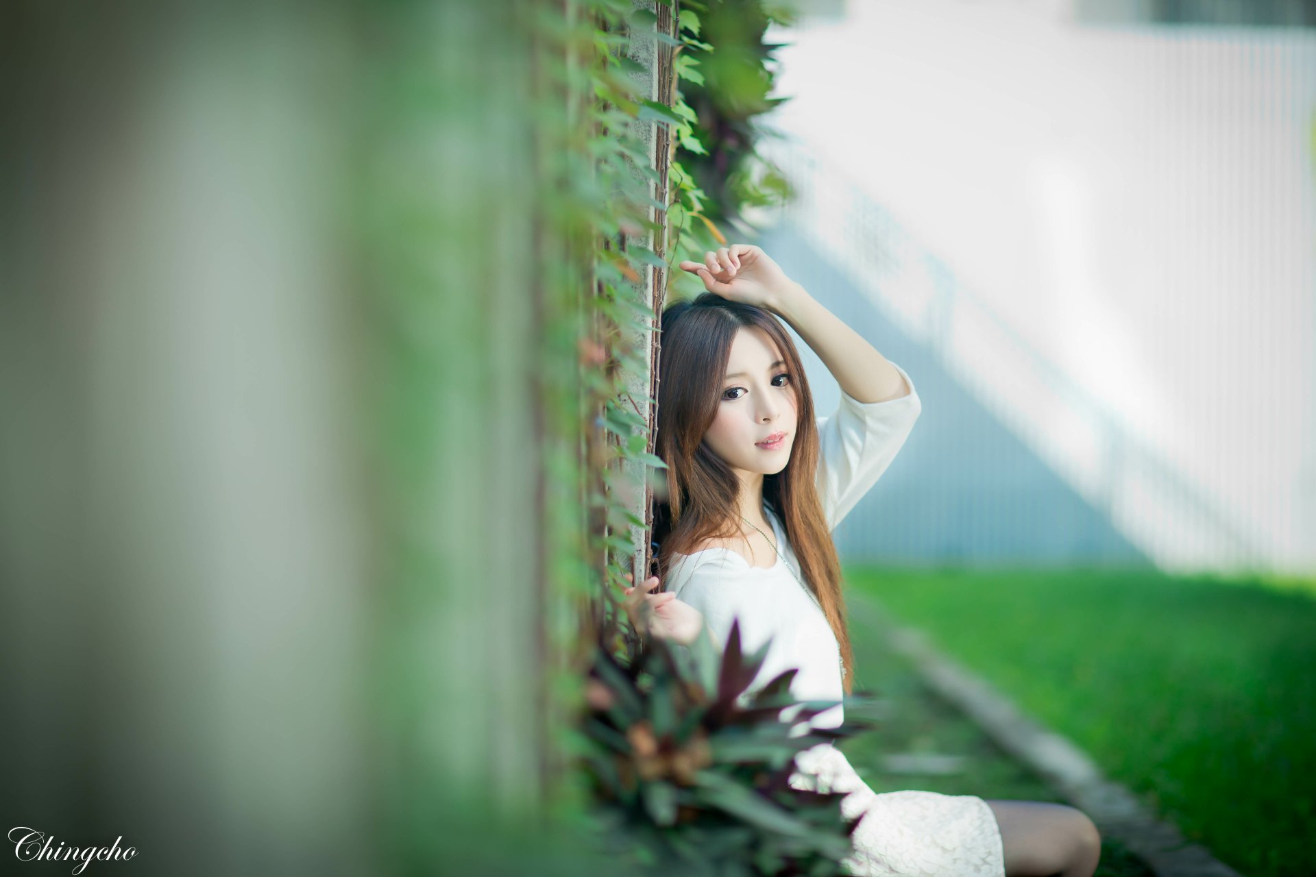 A Taiwanese woman, Julie Chang (Zhang Qi Jun), poses thoughtfully by a fence with soft bokeh effects in a vibrant 4K Ultra HD desktop wallpaper.