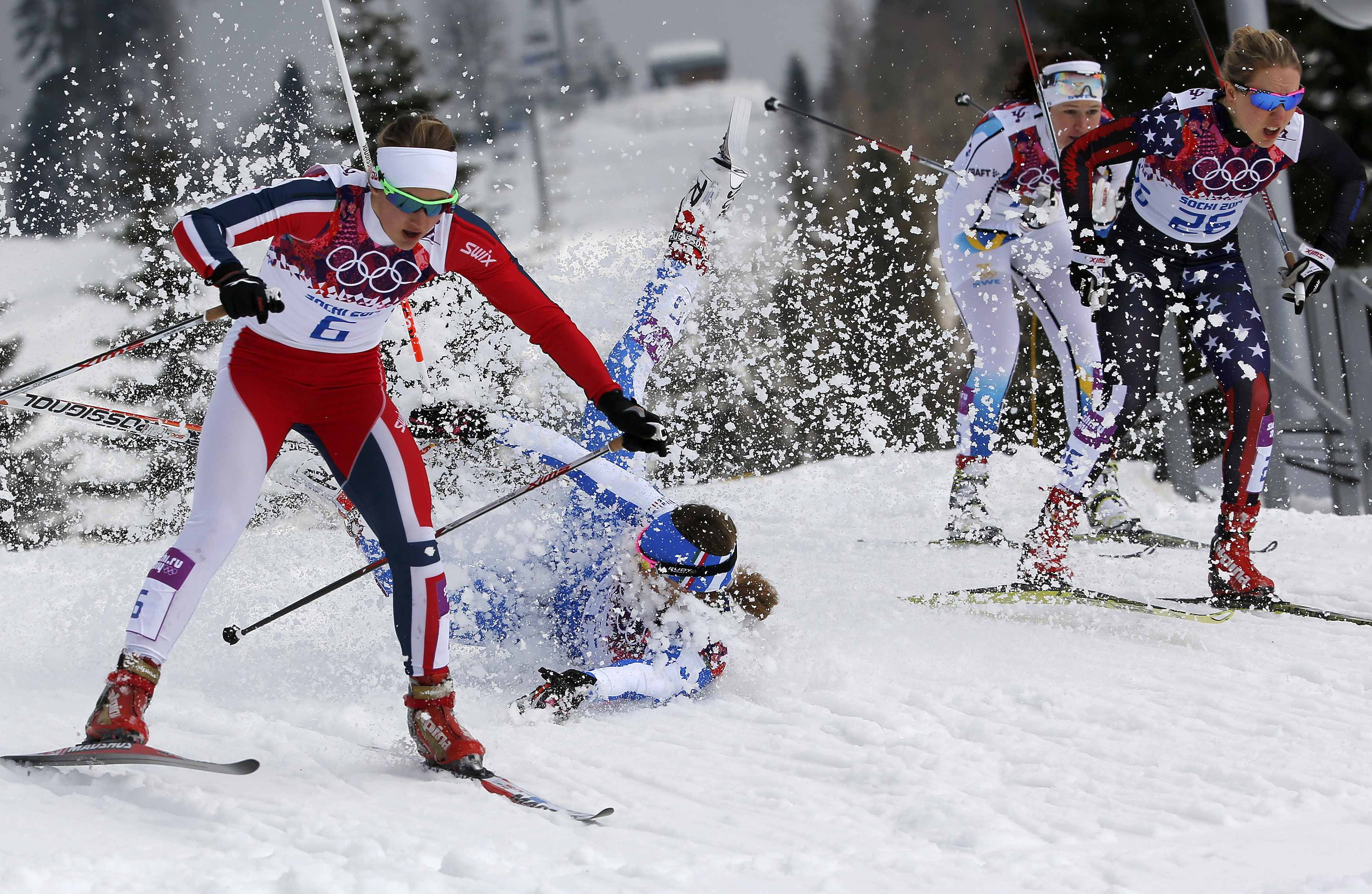 Спортсмены зима. Ски кросс лыжи Сочи 2014. Лыжные гонки спуск. Современный лыжный спорт.