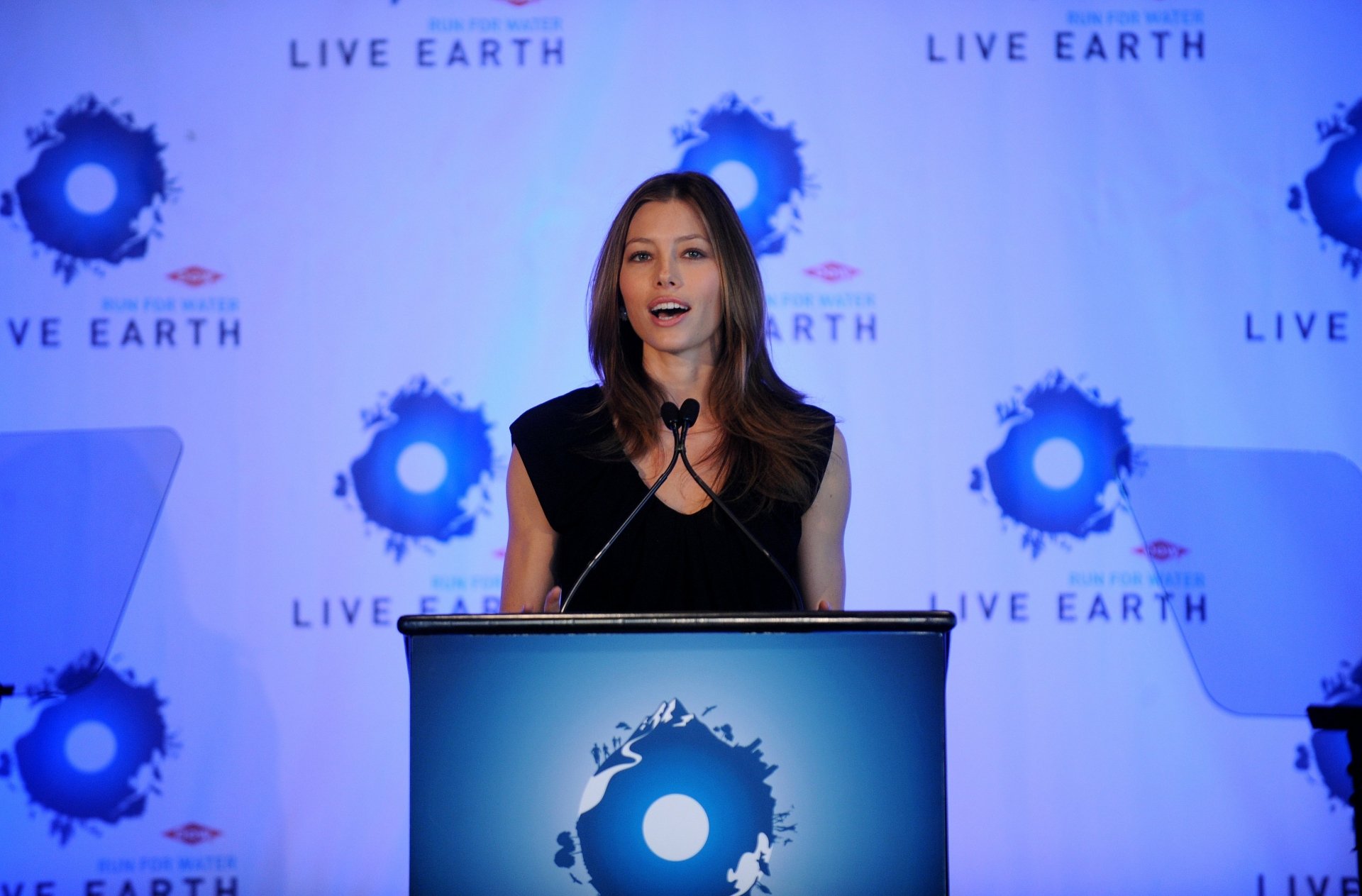 4K Ultra HD PC desktop wallpaper: female celebrity speaking at a podium against a blue Live Earth backdrop.