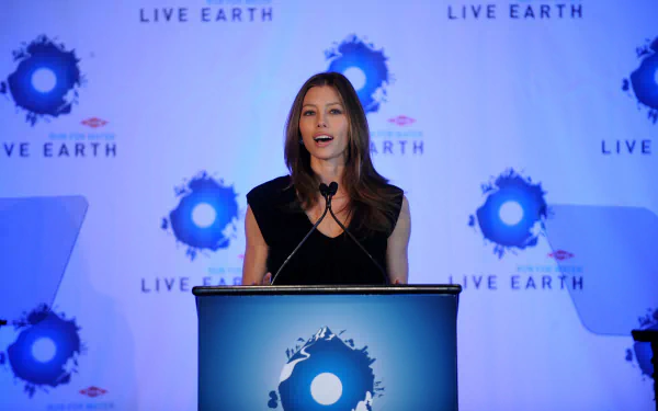 4K Ultra HD PC desktop wallpaper: female celebrity speaking at a podium against a blue Live Earth backdrop.
