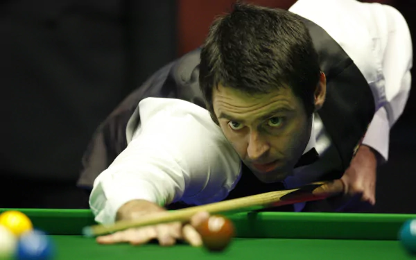 Ronnie O'Sullivan focused on a snooker shot, captured in an HD PC desktop wallpaper showcasing his intense concentration in the sport.