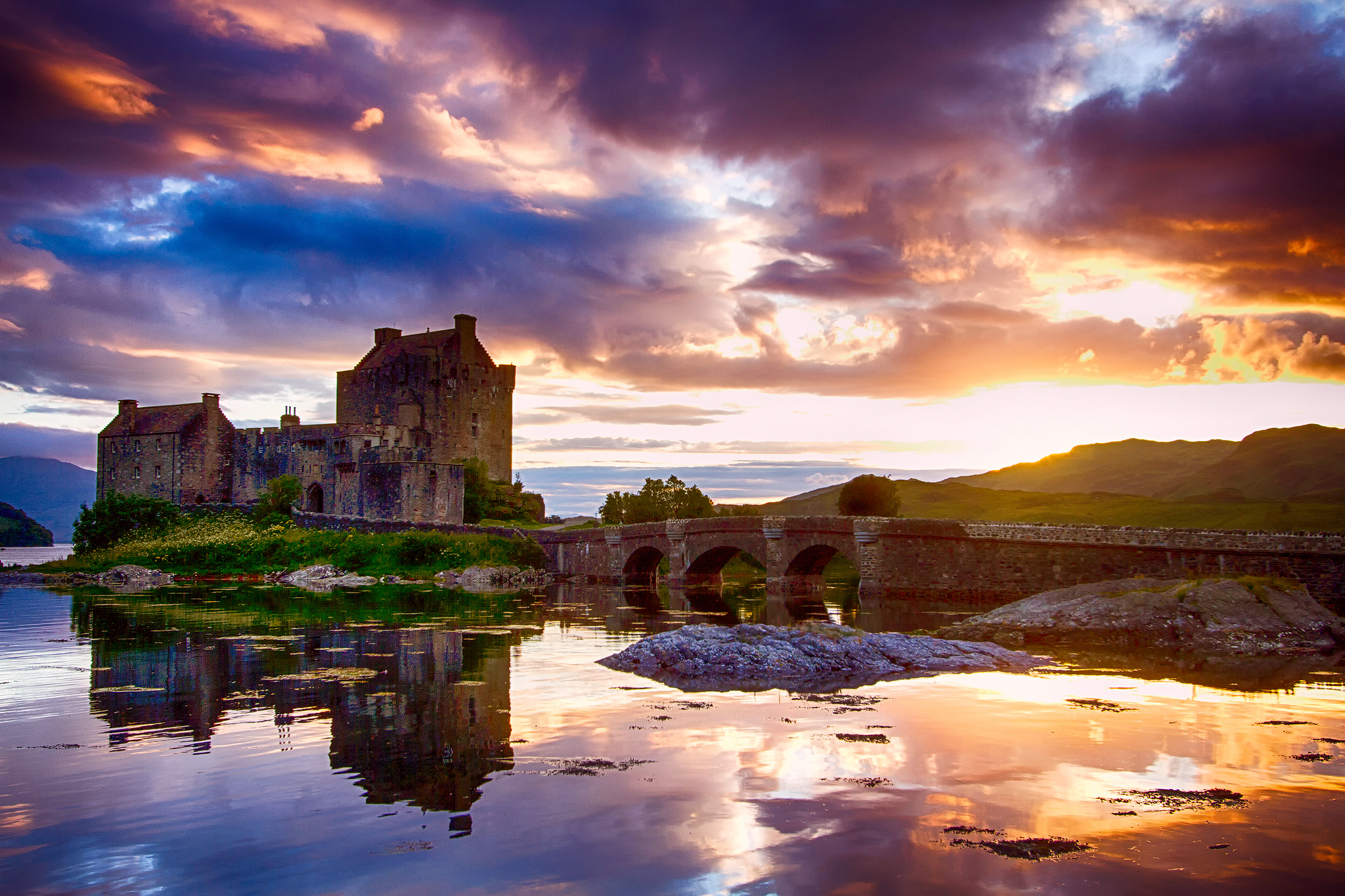 Serene Eilean Donan Castle HD Wallpaper In Scotland Serene Eilean Donan Castle HD Wallpaper In Scotland