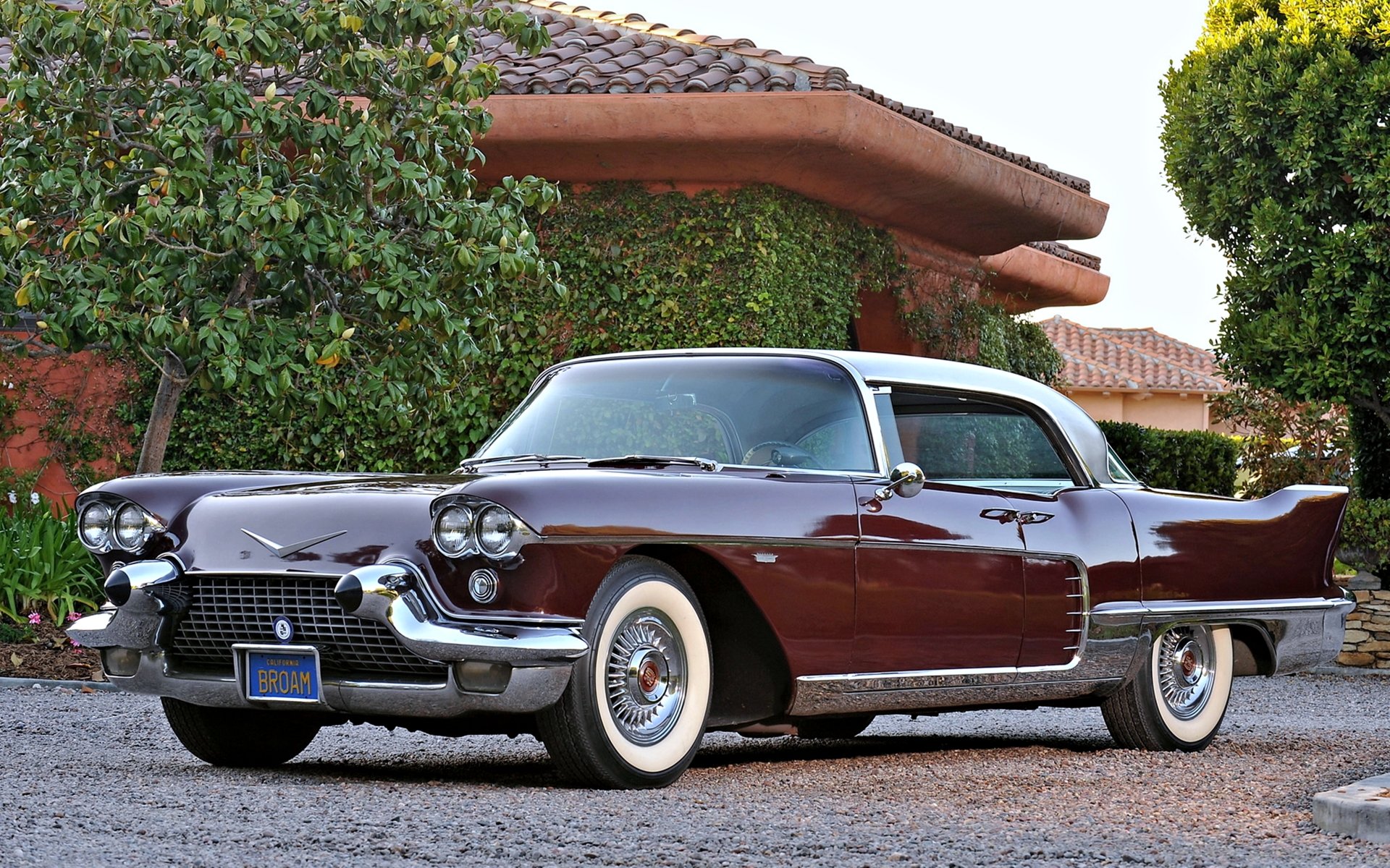4K Ultra HD PC desktop wallpaper of a maroon Cadillac Eldorado classic vehicle parked in front of a tiled‑roof house.