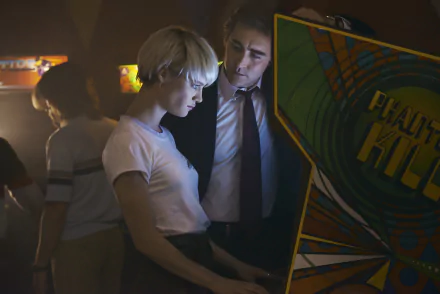 HD wallpaper featuring characters Cameron Howe and Joe MacMillan from Halt and Catch Fire, portrayed by Mackenzie Davis and Lee Pace, near an arcade game.
