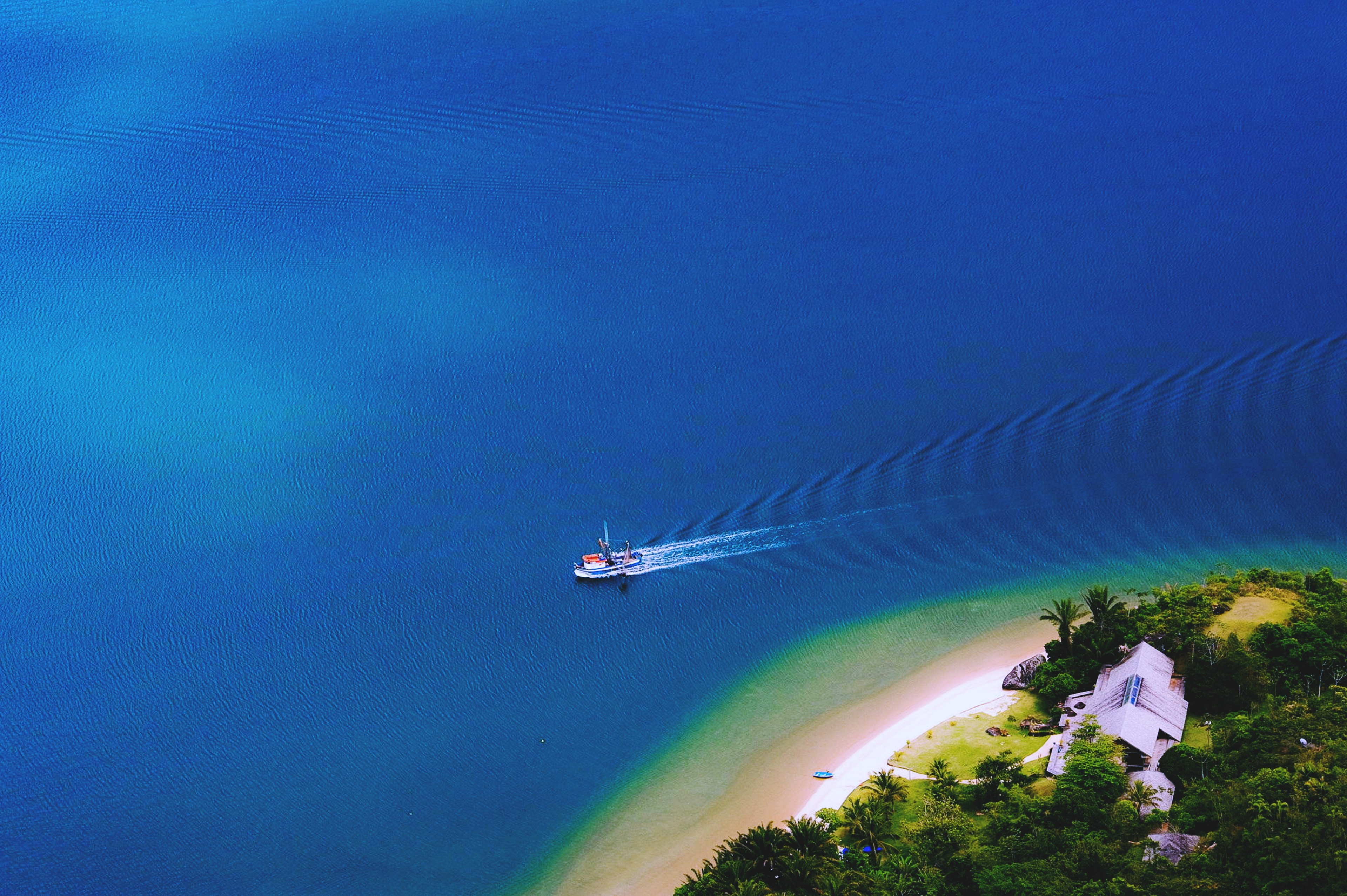 Boat island. Остров в океане и лодка. Лодка на острове. Шри Ланка море или океан. Яхта остров.