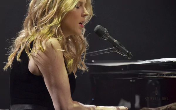 2K Quad HD PC wallpaper: female jazz pianist and singer performing at a grand piano, singing into a microphone under warm stage lighting.