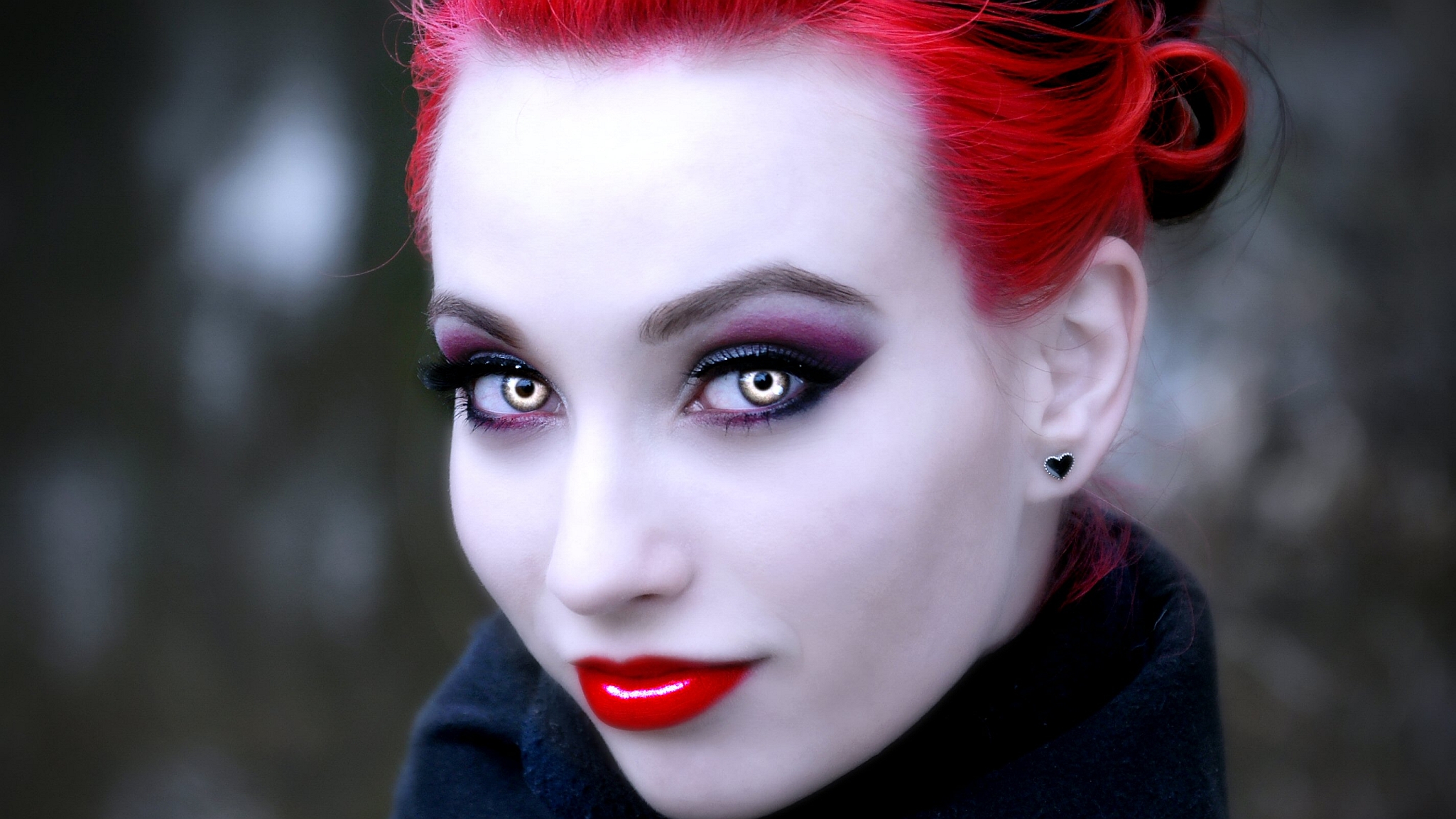 Макияж вампирши с красными волосами