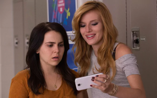 Bella Thorne Mae Whitman movie The DUFF HD Desktop Wallpaper | Background Image