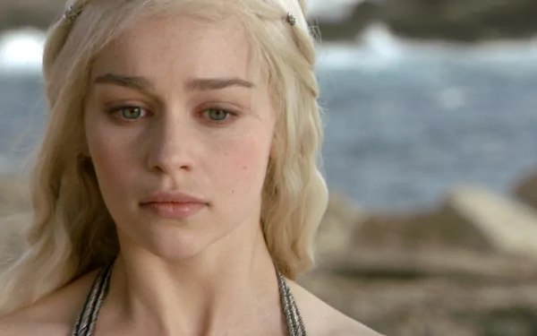 HD PC desktop wallpaper featuring Emilia Clarke as Daenerys Targaryen from the TV show Game of Thrones by the water.