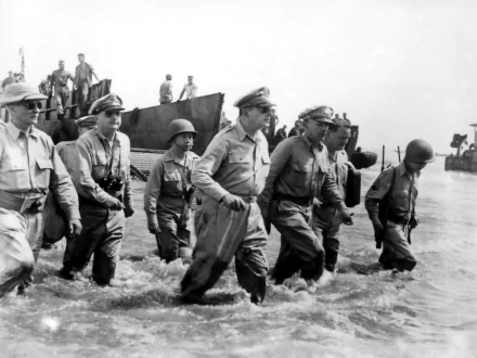 HD PC desktop wallpaper: black-and-white World War II scene of military officers and infantry wading ashore from landing craft.